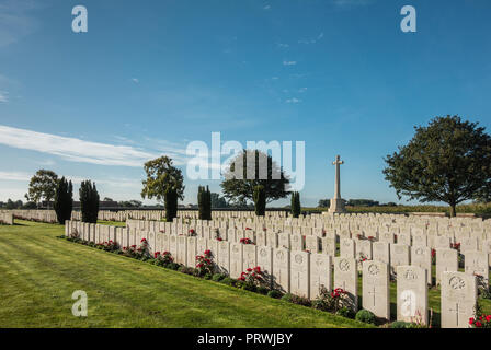 Prouvé, Flandre, Belgique - 15 septembre 2018 : Sommaire des Mendinghem cimetière de guerre britannique sous le bleu ciel du matin. Pelouse verte, beige des pierres tombales et Banque D'Images