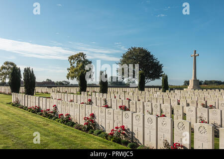 Prouvé, Flandre, Belgique - 15 septembre 2018 : Sommaire des Mendinghem cimetière de guerre britannique sous le bleu ciel du matin. Pelouse verte, beige des pierres tombales et Banque D'Images