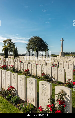 Prouvé, Flandre, Belgique - 15 septembre 2018 : Sommaire des Mendinghem cimetière de guerre britannique sous le bleu ciel du matin. Pelouse verte, beige des pierres tombales et Banque D'Images