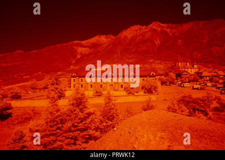 L'image infrarouge, France, Hautes Alpes, exemple de l'image IR numérique, avant la transformation. Filtre IR NIKON 850 Banque D'Images