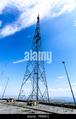 Ensemble d'antennes relais de télécommunications installé à une altitude de 926 mètres dans la montagne Mrofa Ridge, près de le village historique de Castelo Rodr Banque D'Images