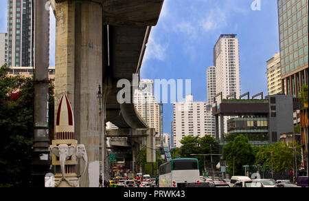 Gratte-ciel et le viaduc du sky train au centre ville de Bangkok (Krung Thep), la Thaïlande, l'Asie. Scène de rue asiatique. Banque D'Images