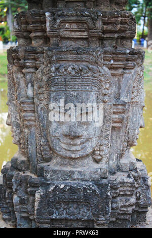 Statue de Bouddha (utilisées comme amulettes du bouddhisme la religion) par la rivière de Siem Reap, dans la ville de Siem Reap, dans le nord-ouest du Cambodge, de l'Asie. Banque D'Images