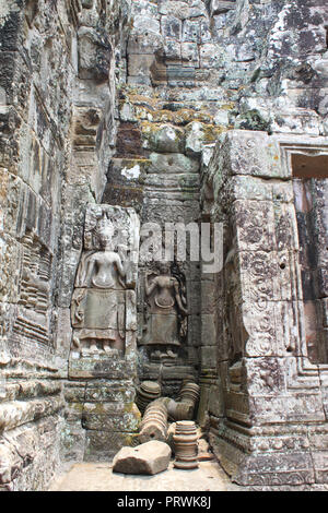 Murs de l'ancien temple Bayon, Angkor Thom dans la région d'Angkor, près de Siem Reap, Cambodge, Asie. Monastère bouddhiste du 12ème siècle. Banque D'Images