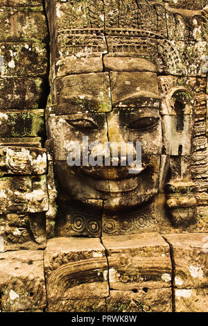 Visage de pierre de Bouddha sur la tour de l'ancien temple Bayon, Angkor Thom dans la région d'Angkor, près de Siem Reap, Cambodge, Asie. Banque D'Images
