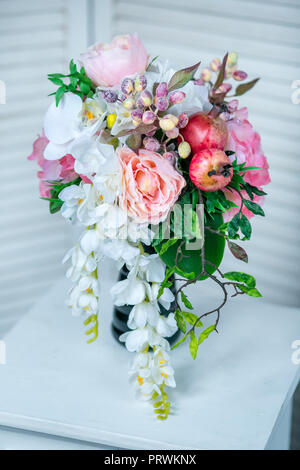 Nature morte au bouquet de fleurs d'été dans panier Banque D'Images