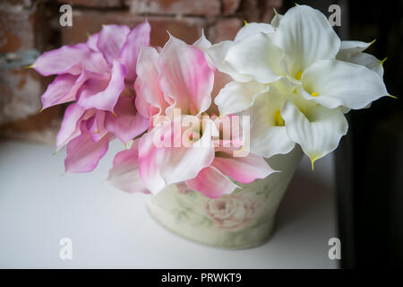 Nature morte au bouquet de fleurs d'été dans panier Banque D'Images