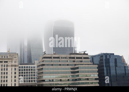 London,UK,4 Octobre 2018 horizon brumeux,dans le centre de Londres ©Keith Larby/Alamy Live News Banque D'Images