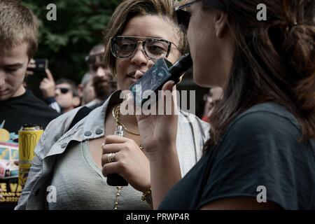 Athènes, Grèce. 4ème Oct, 2018. Un manifestant vu fumer cigarette de vapeur pendant la manifestation.Les gens de protestation devant le ministère de la santé, contre la circulaire du ministère de la santé qui interdit la vente de cigarettes de vapeur Crédit : Giorgos Zachos/SOPA Images/ZUMA/Alamy Fil Live News Banque D'Images