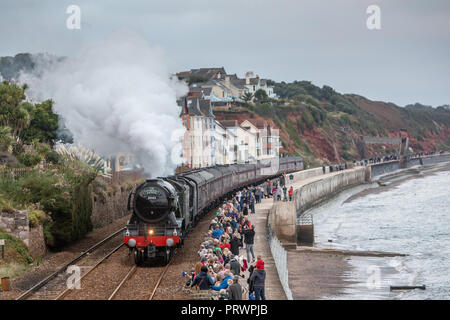 Exmouth, Devon, UK. 4ème Oct 2018. Le train à vapeur emblématique Flying Scotsman passe par Exmouth dans le Devon ce soir. 04.10.18 Photographie par Roy Roy Crédit : Riley Riley/Alamy Live News Banque D'Images