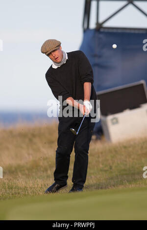 Kingsbarns Golf Links, Kingsbarns, Royaume-Uni. 4ème Oct, 2018. Alfred Dunhill Links Championship, premier tour ; acteur Hugh Grant jetons à la neuvième vert pendant le premier tour de l'Dunhill Links Championship à Kingsbarns Golf Links, Fife : Action Crédit Plus Sport/Alamy Live News Banque D'Images