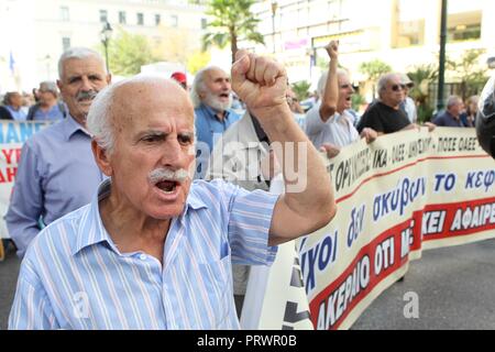 Athènes, Grèce. 4ème Oct, 2018. Les retraités participent à un rassemblement à l'extérieur du ministère du Travail à Athènes. Des centaines de retraités ont démontré jeudi contre davantage de mesures d'austérité prévues par le gouvernement grec. (Crédit Image : © VafeiadakisZUMA Aristidis Wire) Banque D'Images