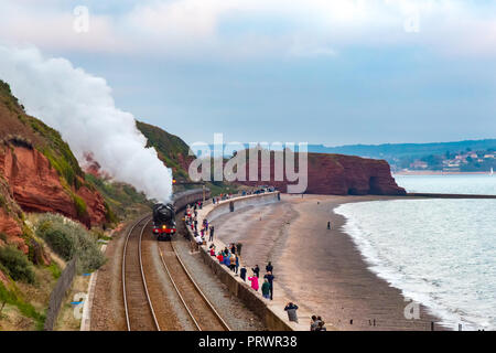 Exmouth, Devon. 4ème Oct 2018. Météo France : The Flying Scotsman sur une soirée de Taunton run à Plymouth. Vu ici en passant le long de la digue à Exmouth. L'Ecossais est le double fait équipe avec cinq noir ; la locomotive utilisée dans les films de Harry Potter ; pour faire face à la forte pente sur le Devon Mainline. Crédit : Paul Martin/Alamy Live News Banque D'Images