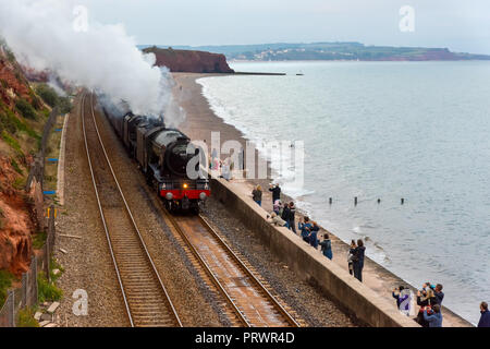 Exmouth, Devon. 4ème Oct 2018. Météo France : The Flying Scotsman sur une soirée de Taunton run à Plymouth. Vu ici en passant le long de la digue à Exmouth. L'Ecossais est le double fait équipe avec cinq noir ; la locomotive utilisée dans les films de Harry Potter ; pour faire face à la forte pente sur le Devon Mainline. Crédit : Paul Martin/Alamy Live News Banque D'Images