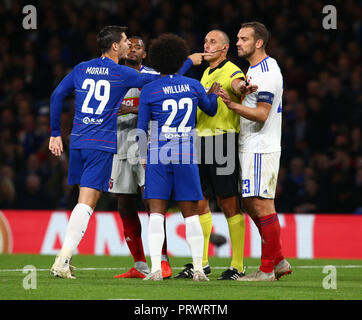 Londres, Royaume-Uni. 4 octobre, 2018. Chelsea's Alvaro Morata ayant mots avec Roland Juhasz de MOL Vidi FC pendant l'UAFA Europa League Group L entre Chelsea et MOL Vidia au stade de Stamford Bridge , , Londres, Angleterre le 04 Oct 2018. Action Crédit : Foto Sport/Alamy Live News Banque D'Images