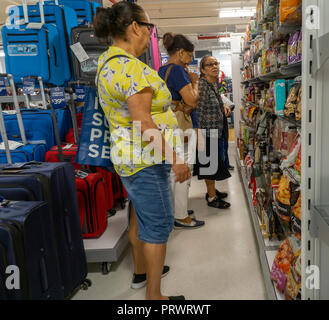 New York, USA. 4 octobre, 2018. Clients dans le tout nouveau magasin Marshall à prix dans le quartier de Lower East Side à New York lors de l'inauguration le jeudi 4 octobre 2018. Marshall est une marque de The TJX Companies, parent de Marshalls, T. J. Maxx, HomeGoods et autres marques. Les Entreprises TJX a récemment indiqué que les comps ont augmenté de 6 pour cent à l'augmentation du trafic dans sa citation Marmaxx (division Marshalls, TX Maxx). (Â© Richard B. Levine) Crédit : Richard Levine/Alamy Live News Banque D'Images