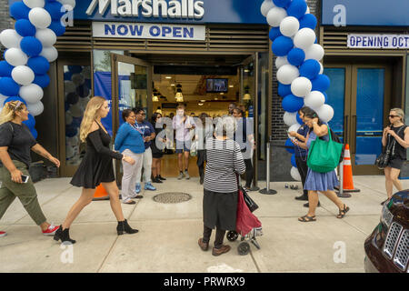 New York, USA. 4 octobre, 2018. Les clients à l'extérieur de la toute nouvelle boutique de Marshall à prix dans le quartier de Lower East Side à New York lors de l'inauguration le jeudi 4 octobre 2018. Marshall est une marque de The TJX Companies, parent de Marshalls, T. J. Maxx, HomeGoods et autres marques. Les Entreprises TJX a récemment indiqué que les comps ont augmenté de 6 pour cent à l'augmentation du trafic dans sa citation Marmaxx (division Marshalls, TX Maxx). (Â© Richard B. Levine) Crédit : Richard Levine/Alamy Live News Banque D'Images