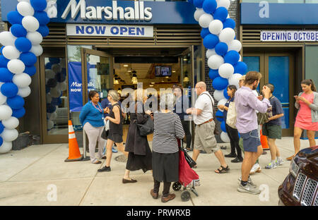 New York, USA. 4 octobre, 2018. Clients dans le tout nouveau magasin Marshall à prix dans le quartier de Lower East Side à New York lors de l'inauguration le jeudi 4 octobre 2018. Marshall est une marque de The TJX Companies, parent de Marshalls, T. J. Maxx, HomeGoods et autres marques. Les Entreprises TJX a récemment indiqué que les comps ont augmenté de 6 pour cent à l'augmentation du trafic dans sa citation Marmaxx (division Marshalls, TX Maxx). (Â© Richard B. Levine) Crédit : Richard Levine/Alamy Live News Banque D'Images