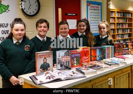 Cork, Irlande. 4ème Oct, 2018. St Aidans Ouvrir la nuit, la ville de Cork. L'on voit ici (LtoR) sont Rebecca Dunne, Ronan O Keeffe, Paul Wall, Lucy Moe et Ciara Greaney montrant outre de certains des livres de la bibliothèque de l'école a à offrir. À 19h ce soir St Aidans Community College, Dublin Hill a ouvert ses portes à donner les étudiants potentiels et leurs familles un aperçu de la vie à St Aidans. Les parents et les étudiants ont eu la chance de voir les différents ministères tout au long de l'école qui ont ouvert leurs portes pour montrer ce qu'ils avaient à offrir les étudiants entrants. Credit : Damian Coleman/ Alamy Live News. Banque D'Images