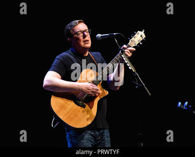 Hamilton, ON, Canada. Sep 21, 2018. 21 septembre 2018 - Hamilton, Ontario, Canada. Craig Reid de folk/rock écossais The Proclaimers duo effectue sur scène lors de sa tournée canadienne à la FirstOntario Salle de Concert. Crédit photo : Brant/Perniac Perniac AdMedia Crédit : Brant/AdMedia/ZUMA/Alamy Fil Live News Banque D'Images