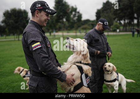 Bogota, Colombie. 4ème Oct, 2018. Les membres de l'équipe d'enquête technique colombienne (ICT) prendre part à une cérémonie de reconnaissance avec leurs chiens à Bogota, Colombie, le 4 octobre 2018. Une cérémonie de reconnaissance pour souligner et reconnaître le travail des canines et équidés qui servent à Bogota a eu lieu ici pour marquer la Journée Mondiale des Animaux le jeudi. Credit : Jhon Paz/Xinhua/Alamy Live News Banque D'Images
