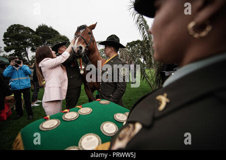Bogota, Colombie. 4ème Oct, 2018. Les membres du corps des carabiniers de la Metropolitan Police de prendre part à une cérémonie de reconnaissance avec un cheval à Bogota, Colombie, le 4 octobre 2018. Une cérémonie de reconnaissance pour souligner et reconnaître le travail des canines et équidés qui servent à Bogota a eu lieu ici pour marquer la Journée Mondiale des Animaux le jeudi. Credit : Jhon Paz/Xinhua/Alamy Live News Banque D'Images