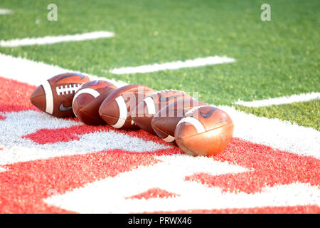 Houston, Texas, USA. 4ème Oct, 2018. Une série de ballons reste sur la pelouse avant de la NCAA football match entre les Cougars de Houston et le Tulsa Golden Hurricane à TDECU à Houston, TX, le 4 octobre 2018. Crédit : Erik Williams/ZUMA/Alamy Fil Live News Banque D'Images