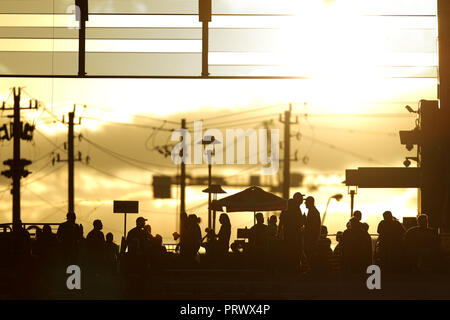 Houston, Texas, USA. 4ème Oct, 2018. Fans de marche dans le hall tandis que le soleil se couche avant de la NCAA football match entre les Cougars de Houston et le Tulsa Golden Hurricane à TDECU à Houston, TX, le 4 octobre 2018. Crédit : Erik Williams/ZUMA/Alamy Fil Live News Banque D'Images