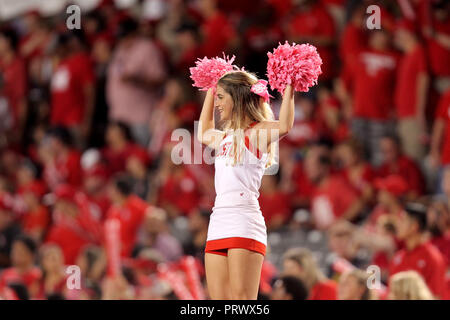 Houston, Texas, USA. 4ème Oct, 2018. Les cougars de Houston un cheerleader effectue au cours du premier trimestre de la NCAA football match entre les Cougars de Houston et le Tulsa Golden Hurricane à TDECU à Houston, TX, le 4 octobre 2018. Crédit : Erik Williams/ZUMA/Alamy Fil Live News Banque D'Images