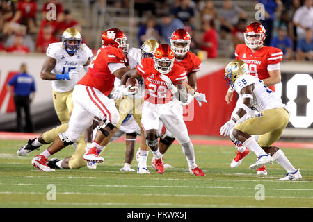 Houston, Texas, USA. 4ème Oct, 2018. Les cougars de Houston d'utiliser de nouveau Terence Williams (22) porte la balle sur une exécution de jouer pendant le premier trimestre de la NCAA football match entre les Cougars de Houston et le Tulsa Golden Hurricane à TDECU à Houston, TX, le 4 octobre 2018. Crédit : Erik Williams/ZUMA/Alamy Fil Live News Banque D'Images