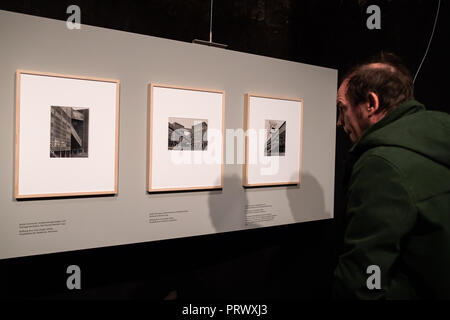 04 octobre 2018, en Rhénanie du Nord-Westphalie, Essen : plusieurs photographies d'Albert Renger-Patzsch à partir de la série "Zechen II' accrocher au mur rouge dans la Ruhr Museum au Zeche Zollverein, dans le cadre de l'exposition 'Die Ruhrgebietsfotografien'. Renger-Patzsch (1897-1966), en collaboration avec August Sander, est l'un des plus importants photographes documentaire de la République de Weimar. La Ruhr photographies ont été prises entre 1927 et 1935 et définit le style de photographie industrielle. Photo : Marcel Kusch/dpa Banque D'Images