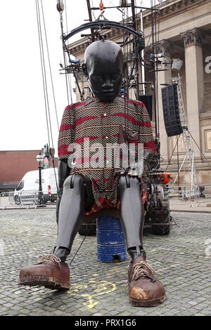 Liverpool, Royaume-Uni. 5 octobre 2018. Jour 1 de la Royal de Luxe spectaculaire géant, le Petit Garçon endormi géant à St Georges Hall avant qu'il se réveille et promenades autour de la ville avec Xolo le chien. Credit : Ken Biggs/Alamy Live News. Banque D'Images