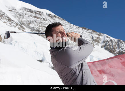 Jungfraujoch, Suisse. 4ème Oct, 2018. Joueur de golf de l'Irlande du Nord Rory McIlroy joue la balle au cours d'une démonstration de golf sur le glacier d'Aletsch de Jungfraujoch, Suisse, le 4 octobre 2018. Credit : Xu Jinquan/Xinhua/Alamy Live News Banque D'Images