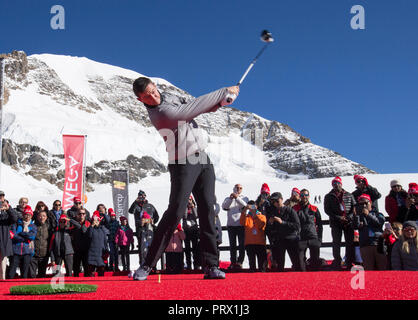 Jungfraujoch, Suisse. 4ème Oct, 2018. Joueur de golf de l'Irlande du Nord Rory McIlroy joue la balle au cours d'une démonstration de golf sur le glacier d'Aletsch de Jungfraujoch, Suisse, le 4 octobre 2018. Credit : Xu Jinquan/Xinhua/Alamy Live News Banque D'Images