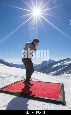 Jungfraujoch, Suisse. 4ème Oct, 2018. Joueur de golf de l'Irlande du Nord Rory McIlroy joue la balle au cours d'une démonstration de golf sur le glacier d'Aletsch de Jungfraujoch, Suisse, le 4 octobre 2018. Credit : Xu Jinquan/Xinhua/Alamy Live News Banque D'Images