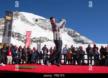 Jungfraujoch, Suisse. 4ème Oct, 2018. Joueur de golf de l'Irlande du Nord Rory McIlroy joue la balle au cours d'une démonstration de golf sur le glacier d'Aletsch de Jungfraujoch, Suisse, le 4 octobre 2018. Credit : Xu Jinquan/Xinhua/Alamy Live News Banque D'Images