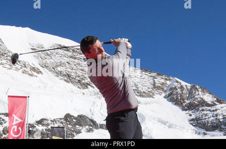 Jungfraujoch, Suisse. 4ème Oct, 2018. Joueur de golf de l'Irlande du Nord Rory McIlroy joue la balle au cours d'une démonstration de golf sur le glacier d'Aletsch de Jungfraujoch, Suisse, le 4 octobre 2018. Credit : Xu Jinquan/Xinhua/Alamy Live News Banque D'Images