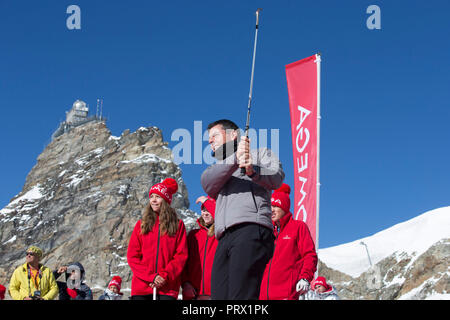 Jungfraujoch, Suisse. 4ème Oct, 2018. Joueur de golf de l'Irlande du Nord Rory McIlroy joue la balle au cours d'une démonstration de golf sur le glacier d'Aletsch de Jungfraujoch, Suisse, le 4 octobre 2018. Credit : Xu Jinquan/Xinhua/Alamy Live News Banque D'Images