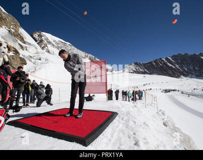 Jungfraujoch, Suisse. 4ème Oct, 2018. Joueur de golf de l'Irlande du Nord Rory McIlroy joue la balle au cours d'une démonstration de golf sur le glacier d'Aletsch de Jungfraujoch, Suisse, le 4 octobre 2018. Credit : Xu Jinquan/Xinhua/Alamy Live News Banque D'Images