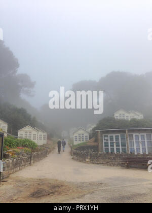 Sandbanks. 5ème Oct 2018. Météo France : à partir d'une agréable matinée à la plage de Sandbanks Canford Cliffs et avec un peu de brume sur l'horizon de presque instantanément un épais brouillard froid et le brouillard. 5 octobre 2018 Suzanne Crédit McGowan / Alamy Live News Banque D'Images