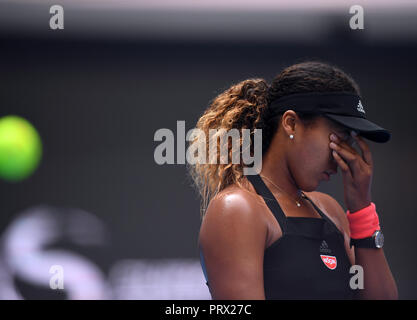 Beijing, Chine. 5Th Oct, 2018. Naomi Osaka du Japon réagit au cours du match quart féminin contre Shuai Zhang de Chine au tournoi de tennis Open de Chine à Beijing, Chine, 5 octobre 2018. Naomi Osaka 2-1. Credit : Kong Hui/Xinhua/Alamy Live News Banque D'Images