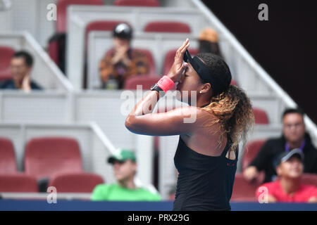 Beijing, Chine. 5Th Oct, 2018. Naomi Osaka du Japon réagit au cours du match quart féminin contre Shuai Zhang de Chine au tournoi de tennis Open de Chine à Beijing, Chine, 5 octobre 2018. Naomi Osaka 2-1. Credit : Liu Shandong/Xinhua/Alamy Live News Banque D'Images