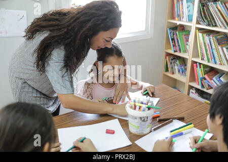 Athènes. 4ème Oct, 2018. Les enfants réfugiés et migrants dessiner des images avec l'aide de leur enseignant à l'intérieur du camp de réfugiés de Schisto Schisto, Grèce le 4 octobre 2018. La Journée mondiale des enseignants se tient chaque année le 5 octobre. Le Lefteris Crédit : Partsalis/Xinhua/Alamy Live News Banque D'Images