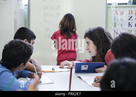 Athènes. 4ème Oct, 2018. Les enfants réfugiés et migrants attention à leur enseignant à l'intérieur du camp de réfugiés de Schisto Schisto, Grèce le 4 octobre 2018. La Journée mondiale des enseignants se tient chaque année le 5 octobre. Le Lefteris Crédit : Partsalis/Xinhua/Alamy Live News Banque D'Images