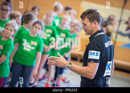 05 octobre 2018, Berlin : Christian Prokop (r), entraîneur de handball nationale, mène un programme de formation avec des élèves de l'école primaire Am Faulen Voir. L'école primaire de Berlin avait gagné un cours de formation de handball avec l'entraîneur national Prokop dans un projet d'école nationale de la Fédération allemande de Handball (DHB) et l'AOK. Avec ce projet, les deux partenaires veulent motiver les enfants pour plus d'exercice et de handball. Photo : Arne Immanuel Bänsch/dpa Banque D'Images