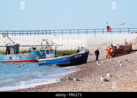 Hastings, East Sussex, Royaume-Uni. 5 octobre 2018. Météo au Royaume-Uni : magnifique début de journée ensoleillé dans la ville balnéaire de Hastings. Les bateaux de pêche l'appellent un jour sur la plus grande flotte de pêche et la plus grande communauté de pêche du Royaume-Uni. Paul Lawrenson / Alamy Live News Banque D'Images