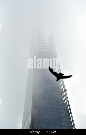 London Bridge, London, UK. 5 octobre 2018. Tôt le matin, le brouillard s'efface au-dessus de la ville de Londres et le Fragment. Crédit : Matthieu Chattle/Alamy Live News Banque D'Images