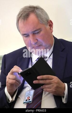 New Delhi, Inde. 5ème Oct 2018. Directeur général de la Société d'État Roscosmos pour les activités spatiales Dmitry Rogozin vérifie son téléphone avant le début des négociations à Russian-Indian Hyderabad House 5 Octobre 2018 à New Delhi, en Inde. Le président russe Vladimir Poutine devrait signer un accord de 5 milliards de dollars pour fournir la plus avancée du système de défense aérienne, le S-400 Triumf de l'Inde malgré les menaces de sanctions américaines. Credit : Planetpix/Alamy Live News Banque D'Images