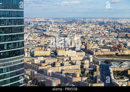 Voir ci-dessus et du Kremlin de Moscou centre ville de observatation au pont haut de OKO tower en automne Banque D'Images