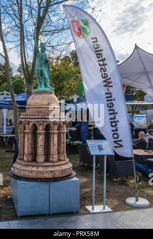 Allemagne, Berlin, Mitte, 1-3 octobre 2018. Modèle de Monument Hermann à North Rhine Westphalia affichage à festival de rue le jour de l'Unité Allemande, T Banque D'Images